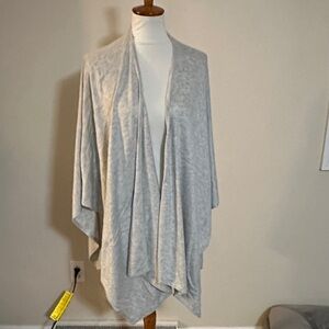 Ladies Gray Draped Shawl